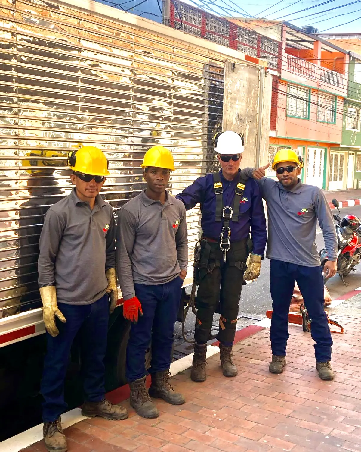 Personal operativo de Grupo Bioingenia equipado para trabajo forestal